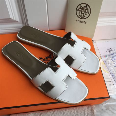 Handmade slipper in white leather, hermes model, leather sole